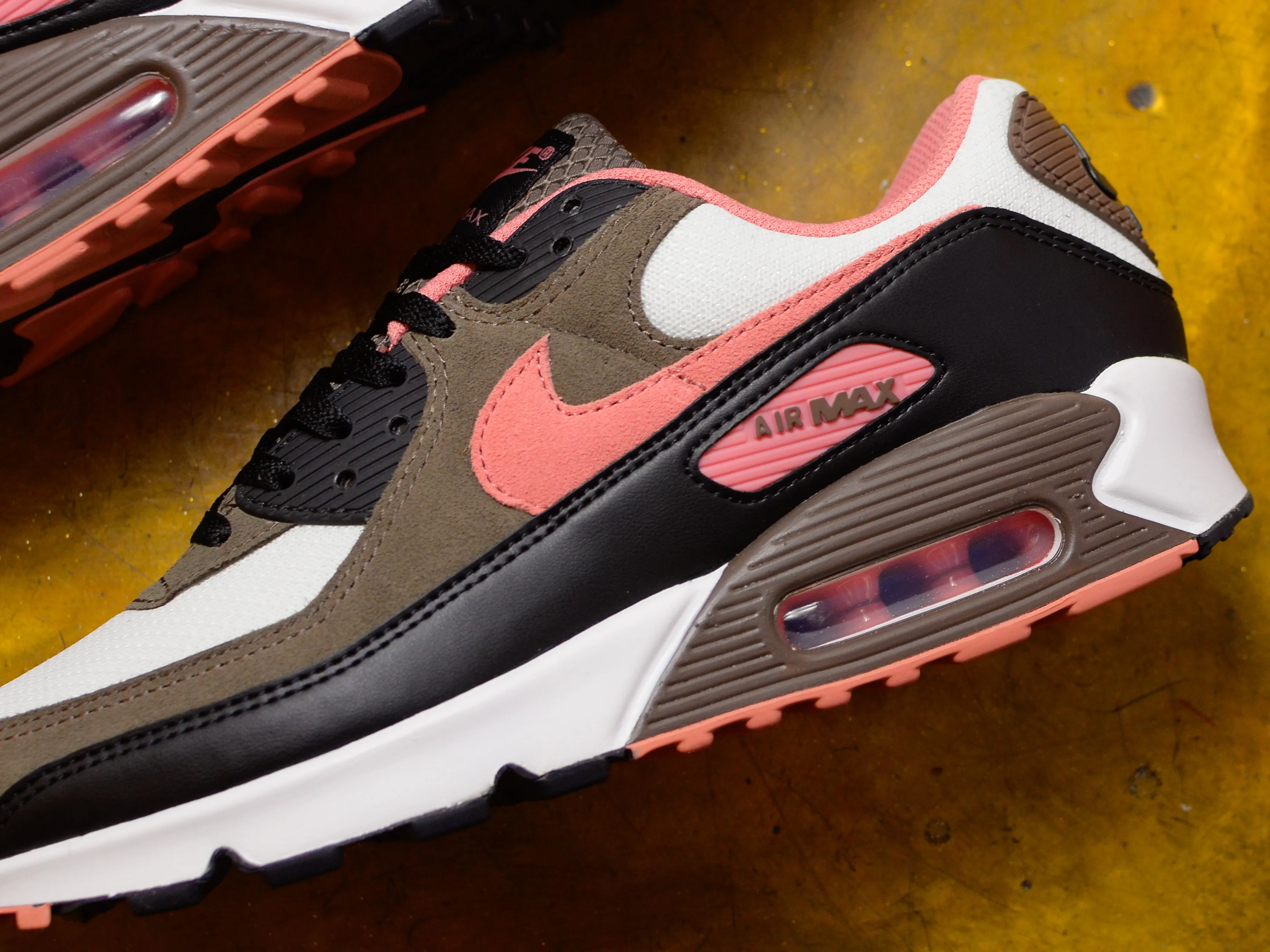 Air Max 90 - Summit White / Ironstone / Black / Red Stardust