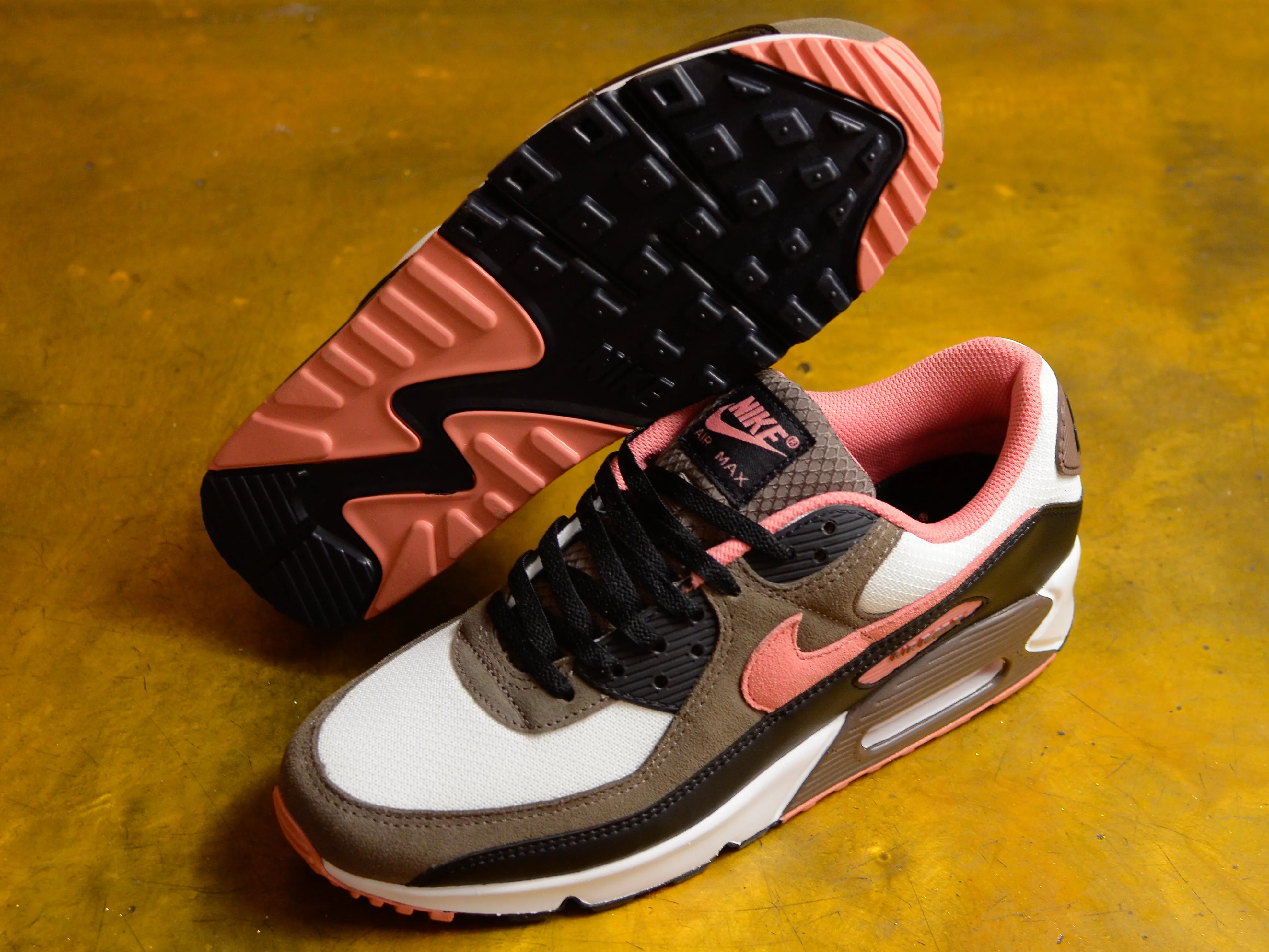 Air Max 90 - Summit White / Ironstone / Black / Red Stardust