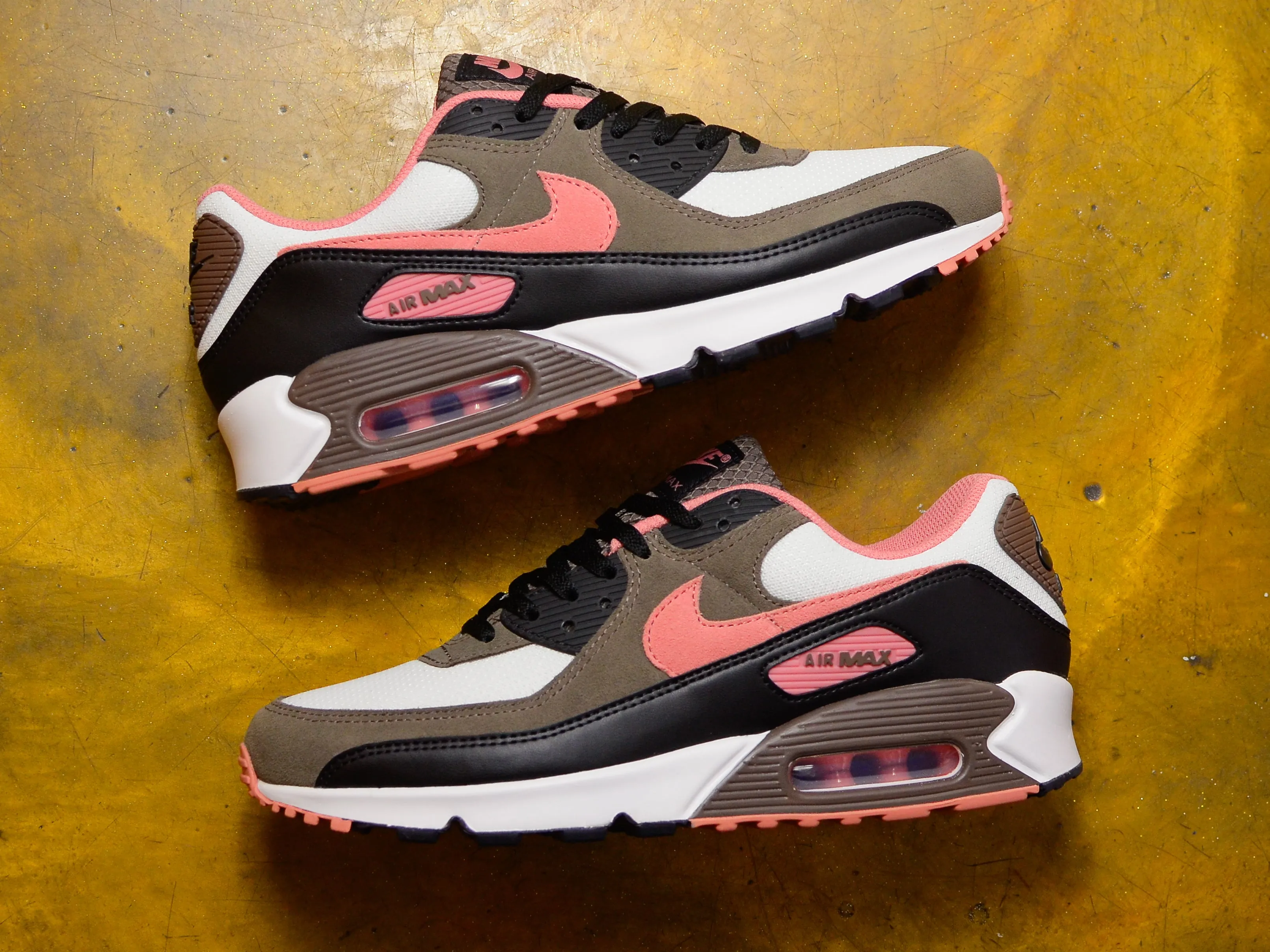 Air Max 90 - Summit White / Ironstone / Black / Red Stardust