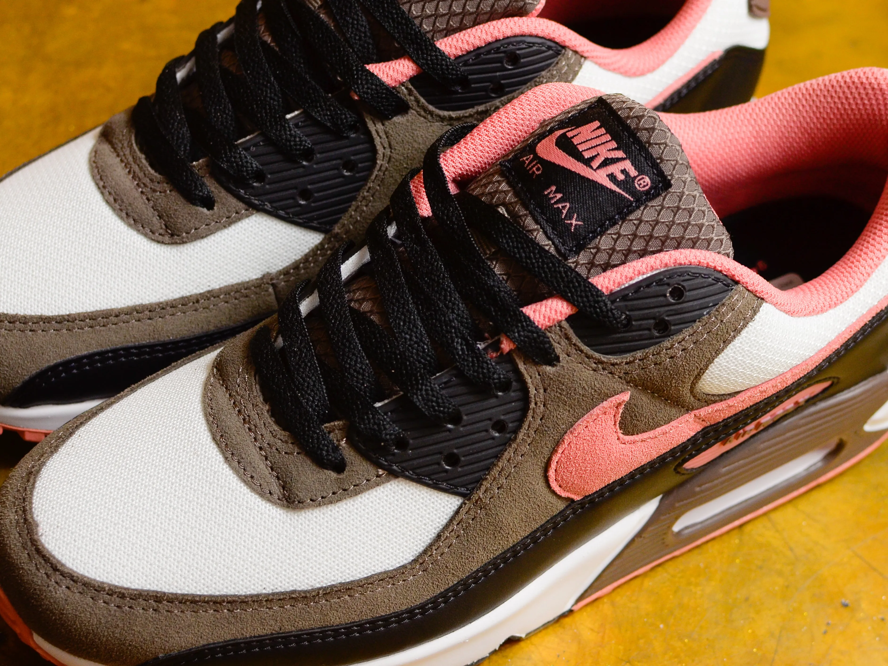 Air Max 90 - Summit White / Ironstone / Black / Red Stardust