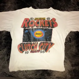 Rockets 1995 Comic Book Clutch City Tee (White)